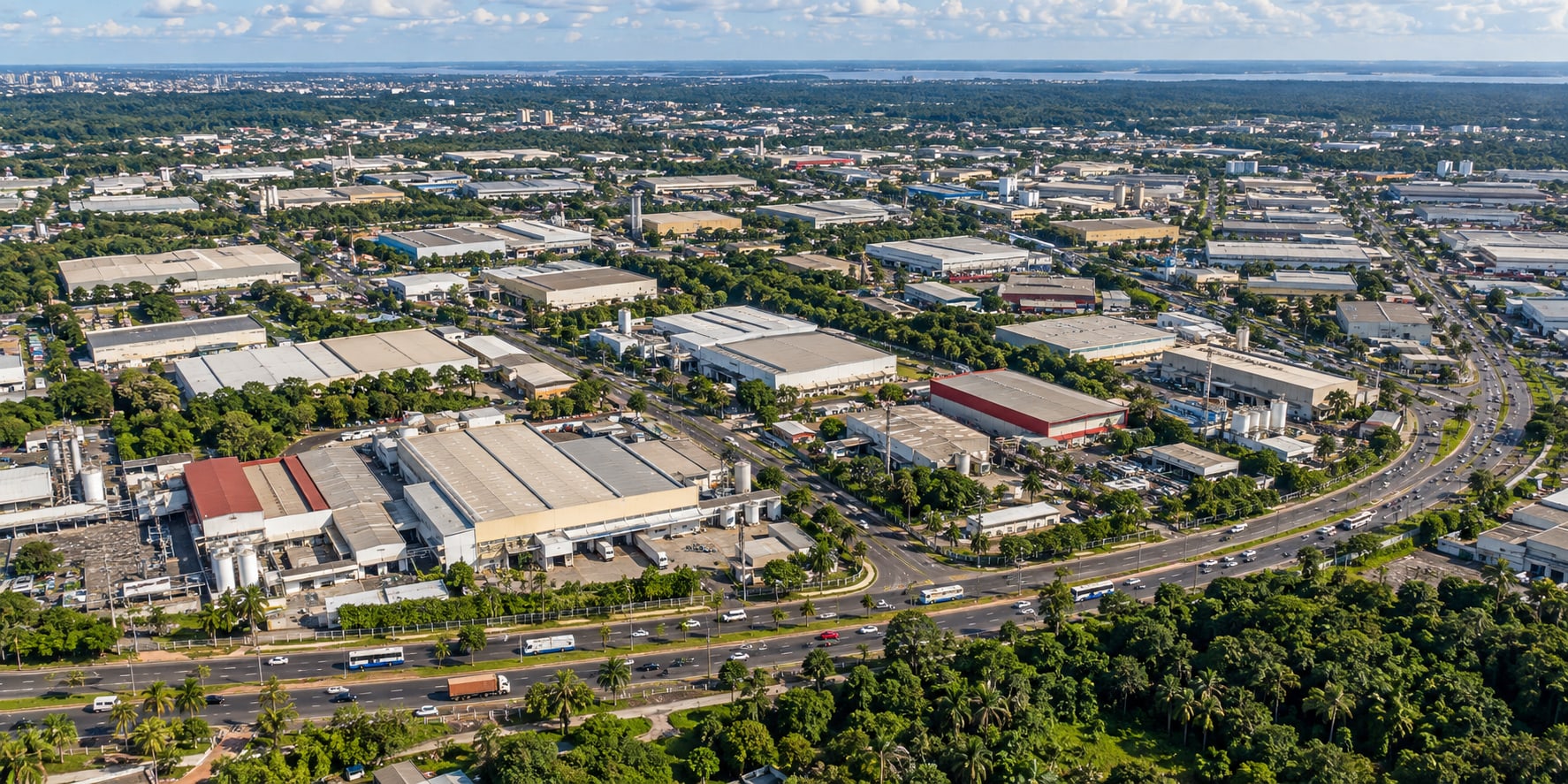 Cena ilustrativa de uma vista aérea ampla do Polo Industrial de Manaus, com vários complexos de fábricas e trânsito de carros, ônibus e caminhões